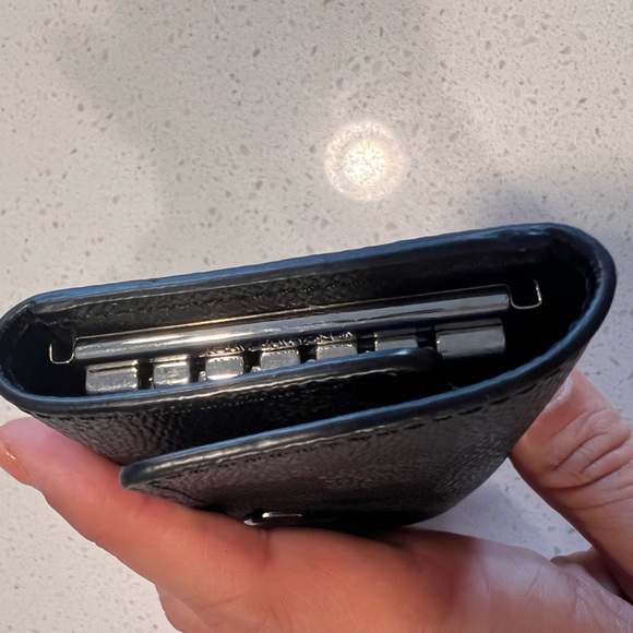 Louis Vuitton 6 Key Holder - Picture 3 of 14